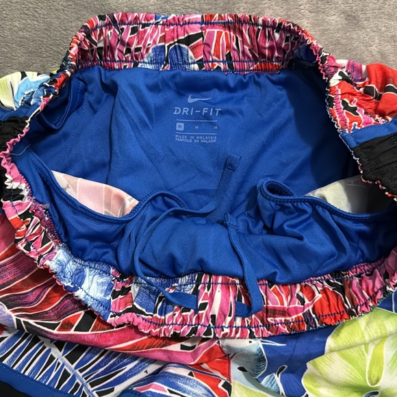 Nike- Drawstring shorts - size medium - Picture 3 of 4